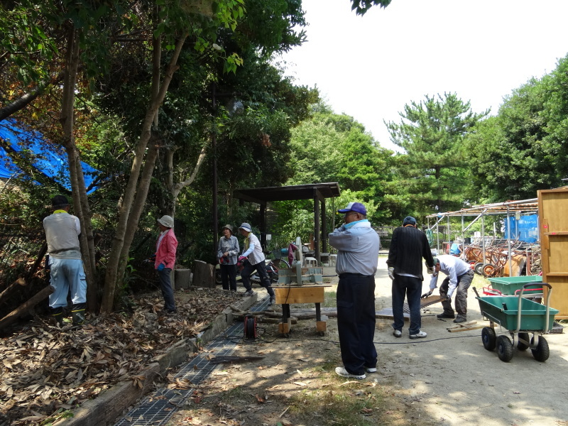 災害後の花の広場片付け継続・土井府議視察・・・うみべの森_c0108460_15374693.jpg