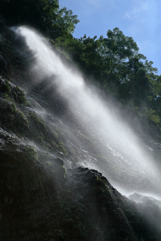 飛沫舞う「灌頂の滝」_f0368583_13532744.jpg