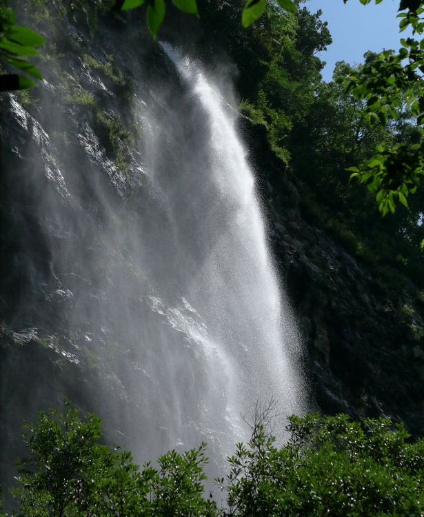 飛沫舞う「灌頂の滝」_f0368583_13554638.jpg