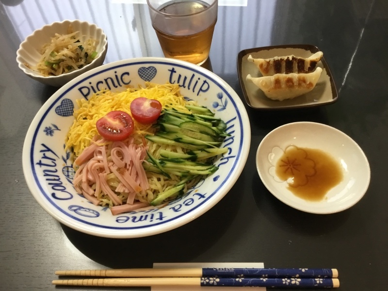 しらゆり荘 夕食 冷やし中華 餃子 ナムル 今日の献立 しらゆり荘 夕食 冷やし中華 餃子 ナムル 今日の献立