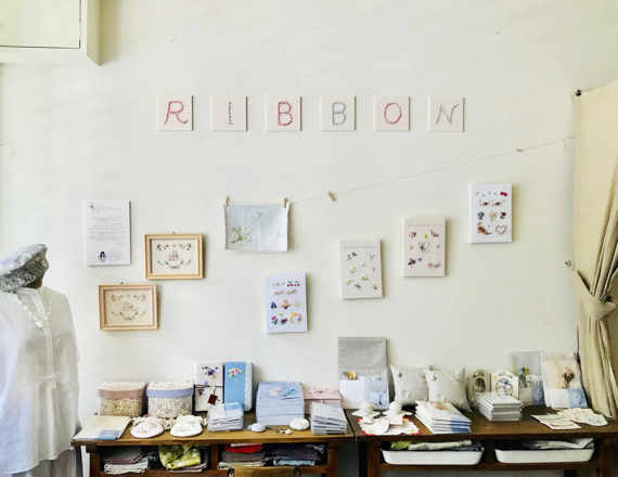 京都展示会の会場の様子 「しあわせのリボン刺しゅう」展 @リネット京都_a0157409_08301230.jpeg