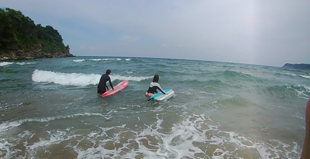 今日はサーフィンスクールにちょうどいい波でした。_f0009169_23162842.jpg