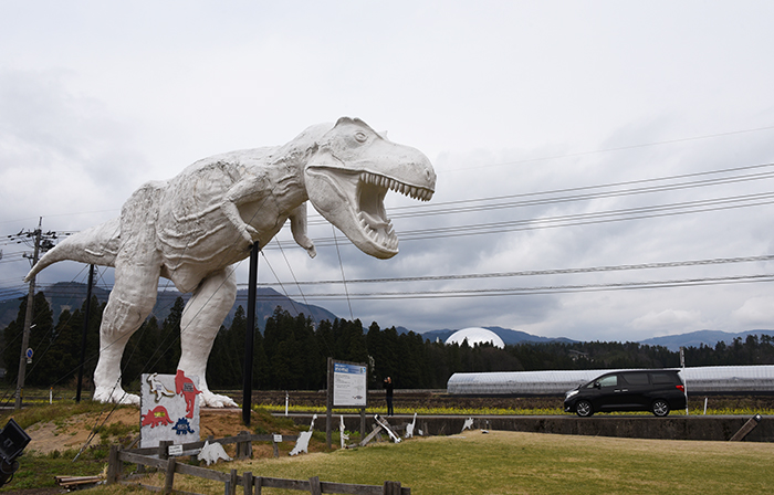 巨大恐竜がのどかな風景に出現!福井勝山のホワイトザウルス写真(壊れる前の1世)_e0171573_1914087.jpg