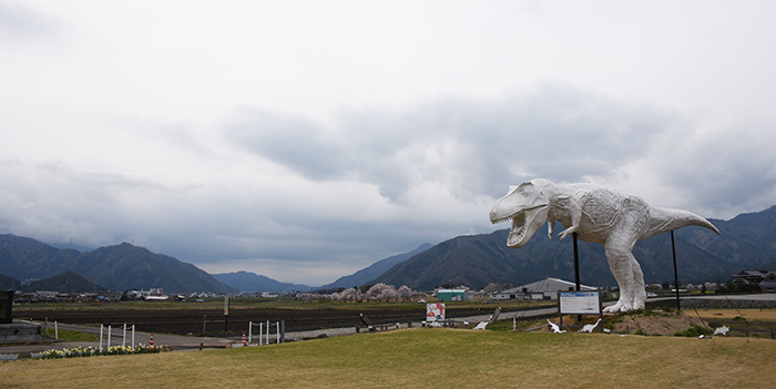 巨大恐竜がのどかな風景に出現!福井勝山のホワイトザウルス写真(壊れる前の1世)_e0171573_192645.jpg