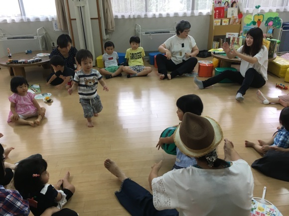 7月30日(月)10:30〜11:30「親子ふれあい絵本♪うた♪あそび♪」_f0223705_14393060.jpeg