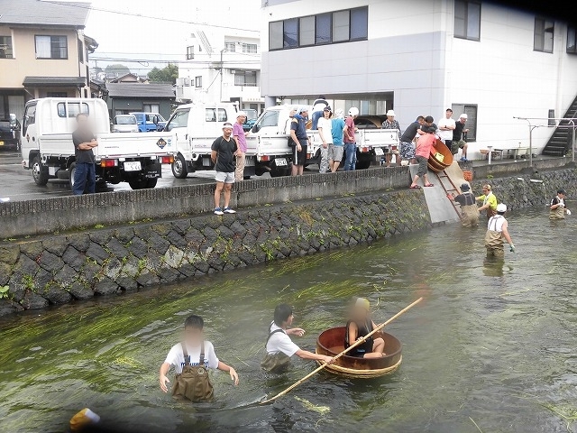 「祭り」の継続は途絶えたが、4年生の「たらい流し」は何とか実施できた田宿川_f0141310_07264138.jpg