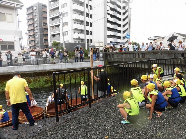 「祭り」の継続は途絶えたが、4年生の「たらい流し」は何とか実施できた田宿川_f0141310_07274413.jpg