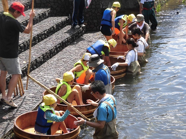 「祭り」の継続は途絶えたが、4年生の「たらい流し」は何とか実施できた田宿川_f0141310_07280890.jpg