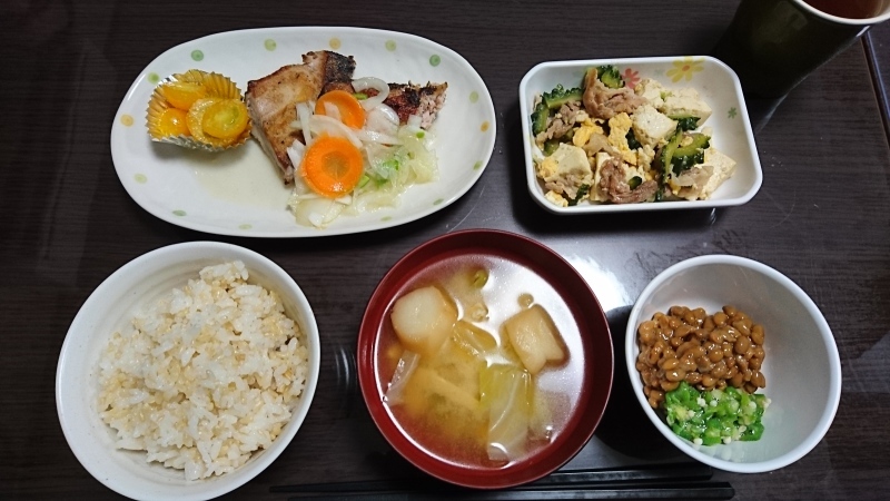ひまわり荘 夕食 鰹のマリネ ゴーヤチャンプルー 納豆オクラ トマトオリーブチーズ みそ汁 今日の献立 ひまわり荘 夕食 鰹のマリネ ゴーヤチャンプルー 納豆オクラ トマトオリーブチーズ みそ汁 今日の献立
