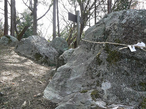 吉備イワクラだらけで桃太郎の謎ツアー〜吉備津神社、吉備中山磐座群、ダイポーの足跡、夜泣石、楯築遺跡亀石、備中国分寺、田倉牛神、閑谷学校、熊山遺跡、牛窓、鬼ノ城、倉敷、鬼無桃太郎、女木島洞窟、観音寺銭形_b0116271_15565714.jpg