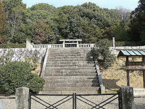 2008/5GW【岡山香川】吉備イワクラだらけで桃太郎の謎ツアー【吉備津神社、吉備中山磐座群、夜泣石、楯築遺跡、備中国分寺、田倉牛神、閑谷学校、熊山、牛窓、鬼ノ城、倉敷、鬼無、女木島、銭形】_b0116271_15584540.jpg