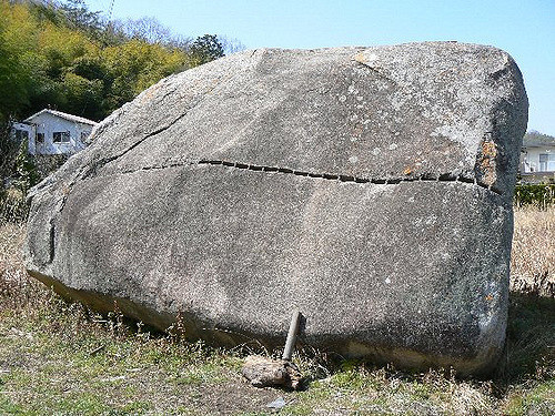 2008/5GW【岡山香川】吉備イワクラだらけで桃太郎の謎ツアー【吉備津神社、吉備中山磐座群、夜泣石、楯築遺跡、備中国分寺、田倉牛神、閑谷学校、熊山、牛窓、鬼ノ城、倉敷、鬼無、女木島、銭形】_b0116271_16031522.jpg