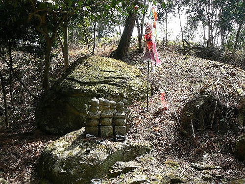 2008/5GW【岡山香川】吉備イワクラだらけで桃太郎の謎ツアー【吉備津神社、吉備中山磐座群、夜泣石、楯築遺跡、備中国分寺、田倉牛神、閑谷学校、熊山、牛窓、鬼ノ城、倉敷、鬼無、女木島、銭形】_b0116271_16320294.jpg