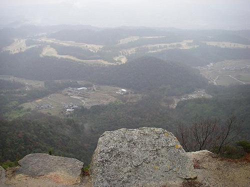 2008/5GW【岡山香川】吉備イワクラだらけで桃太郎の謎ツアー【吉備津神社、吉備中山磐座群、夜泣石、楯築遺跡、備中国分寺、田倉牛神、閑谷学校、熊山、牛窓、鬼ノ城、倉敷、鬼無、女木島、銭形】_b0116271_17063245.jpg