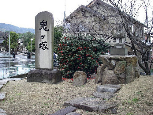 2008/5GW【岡山香川】吉備イワクラだらけで桃太郎の謎ツアー【吉備津神社、吉備中山磐座群、夜泣石、楯築遺跡、備中国分寺、田倉牛神、閑谷学校、熊山、牛窓、鬼ノ城、倉敷、鬼無、女木島、銭形】_b0116271_17202372.jpg