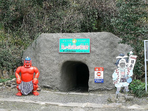 2008/5GW【岡山香川】吉備イワクラだらけで桃太郎の謎ツアー【吉備津神社、吉備中山磐座群、夜泣石、楯築遺跡、備中国分寺、田倉牛神、閑谷学校、熊山、牛窓、鬼ノ城、倉敷、鬼無、女木島、銭形】_b0116271_17233725.jpg