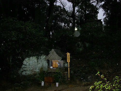 吉備イワクラだらけで桃太郎の謎ツアー〜吉備津神社、吉備中山磐座群、ダイポーの足跡、夜泣石、楯築遺跡亀石、備中国分寺、田倉牛神、閑谷学校、熊山遺跡、牛窓、鬼ノ城、倉敷、鬼無桃太郎、女木島洞窟、観音寺銭形_b0116271_17571421.jpg