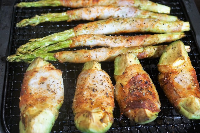 ■素敵に美味しく！！簡単おつまみ♪【アスパラとアボガドの肉巻き焼き】桃のデザート付き＾０＾_b0033423_21304922.jpg