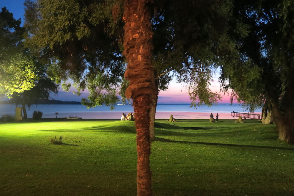 暑さ逃れ湖畔で愛でる夕焼けの空、トラジメーノ湖_f0234936_7112363.jpg