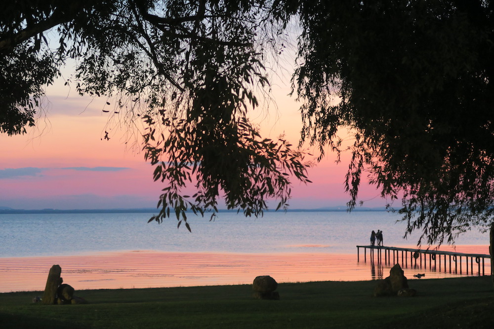 暑さ逃れ湖畔で愛でる夕焼けの空、トラジメーノ湖_f0234936_784756.jpg