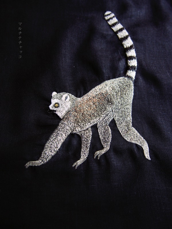 ワオキツネザルの刺繍Tシャツ : マルチナチャッコ