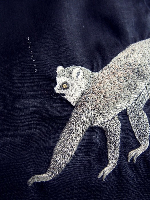 ワオキツネザルの刺繍Tシャツ : マルチナチャッコ
