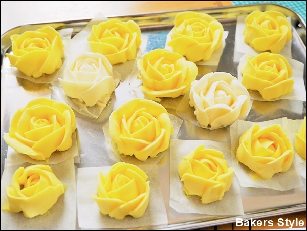 黄色いバラの誕生日ケーキ Bakers Style