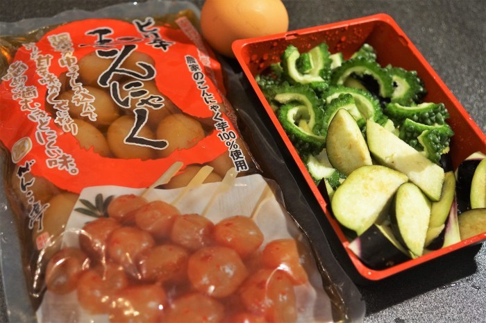 ■【ピリ辛コンニャク玉（味付き）と夏野菜炒めの卵綴じ】調味料なし！簡単5分！_b0033423_10063488.jpg