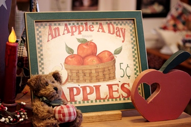 りんごを持ったBoyds Bearとアップルの雑貨_f0161543_1430121.jpg