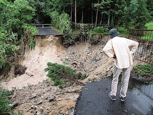 周回路片側通行止め_a0086067_16032155.jpg