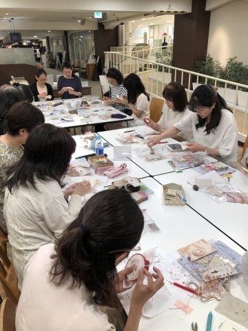 『しあわせのリボン刺しゅう』 出版記念ワークショップ《花リースのコンパクトミラー》＠西武渋谷サンイデー　にご参加くださった皆さま どうもありがとうございました_a0157409_12502816.jpeg