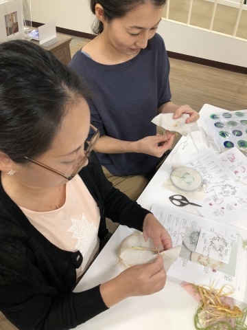 『しあわせのリボン刺しゅう』 出版記念ワークショップ《花リースのコンパクトミラー》＠西武渋谷サンイデー　にご参加くださった皆さま どうもありがとうございました_a0157409_12515151.jpeg