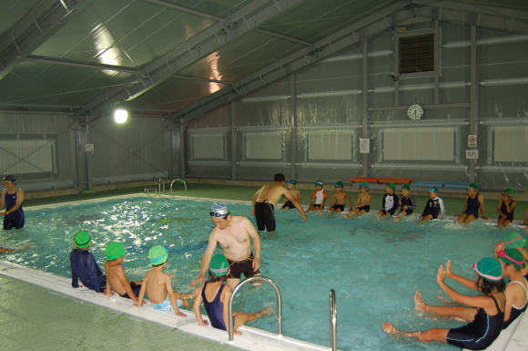 1・2年生　5・6年生の水泳教室始まってます！_d0010630_13085619.jpg