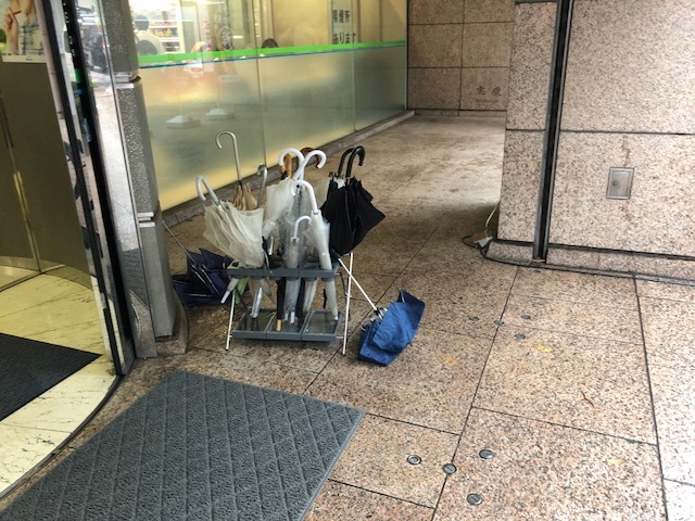 東京での雨傘の処し方。。。_e0108337_15092782.jpg