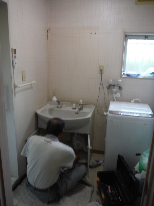 小工事 ~ 化粧洗面台取替え。_d0165368_04383442.jpg