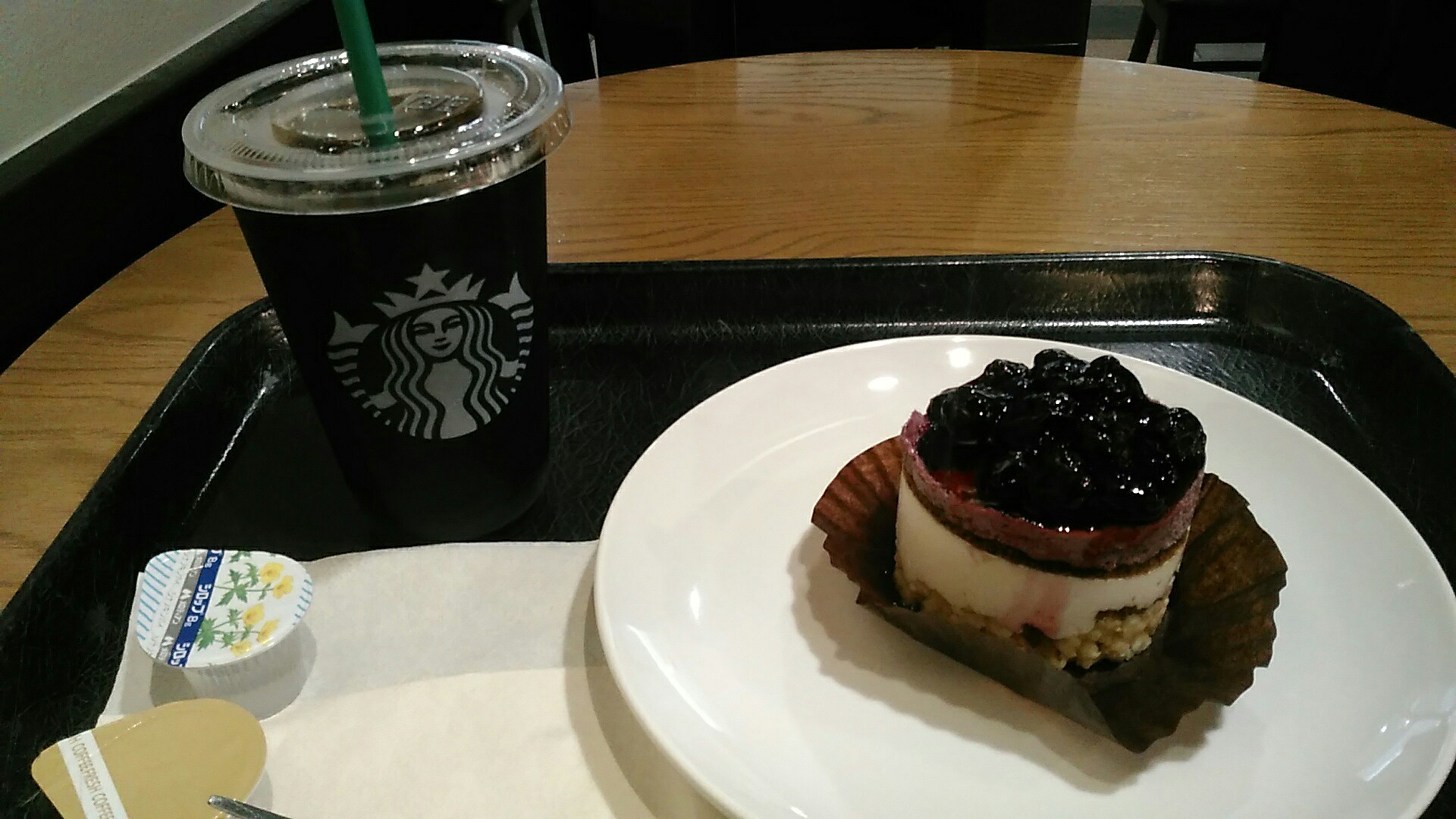 スタバ　『ブルーベリー＆ヨーグルトレアチーズケーキ』_a0326295_22145154.jpg