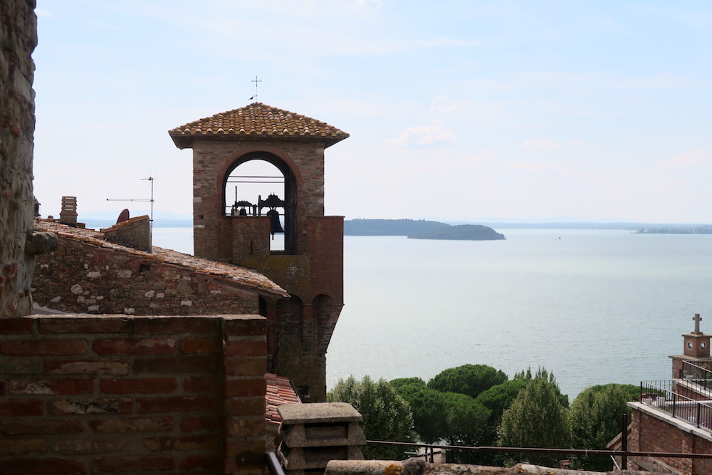 中世の城塞からトラジメーノ湖を望む、パッシンニャーノ_f0234936_665852.jpg