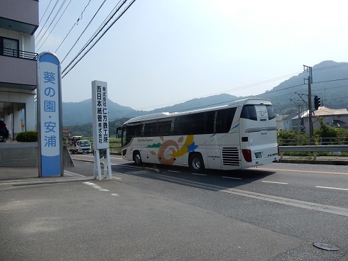 列車代行バス発進！_e0175370_10034127.jpg