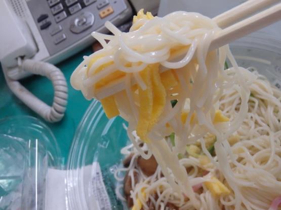 ファミリーマートの冷やしぶっかけ手延素麺　　　　　錦橋店_c0118393_17423458.jpg