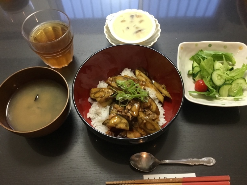 しらゆり荘夕食 麻婆茄子丼 茶碗蒸し サラダ 今日の献立