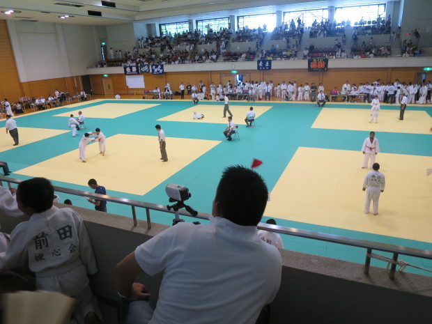今日は東西対抗戦、武道センターで朝から応援だ---。_e0360512_10433099.jpg