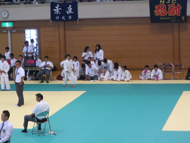 今日は東西対抗戦、武道センターで朝から応援だ---。_e0360512_10435936.jpg