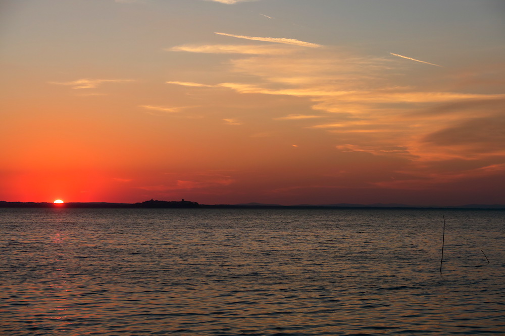 青い光不思議に空を照らす夕暮れ、トラジメーノ湖_f0234936_7231725.jpg