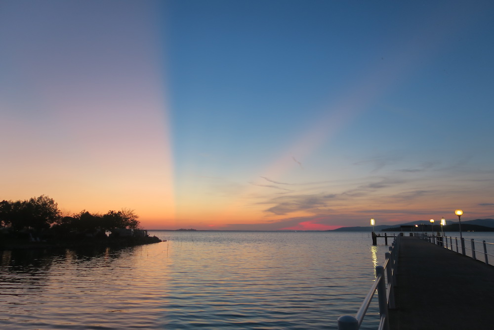 青い光不思議に空を照らす夕暮れ、トラジメーノ湖_f0234936_7305541.jpg