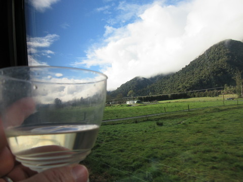 冬のニュージーランド旅（19）飲み鉄 ♪ トランツアルパインにて。_c0212604_2029069.jpg