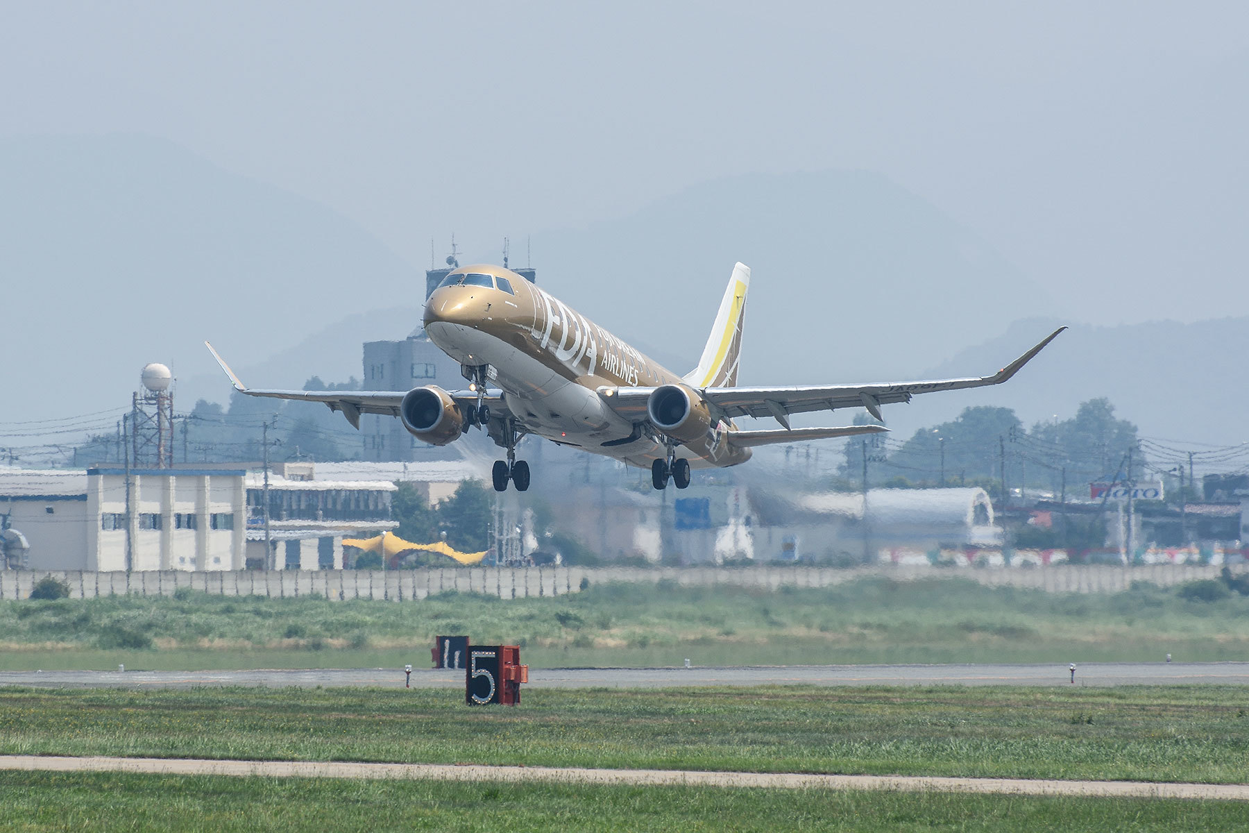 Embraer ERJ-175 / JA09FJ - 黄金の國、いわて。 - : SKY LOUNGE