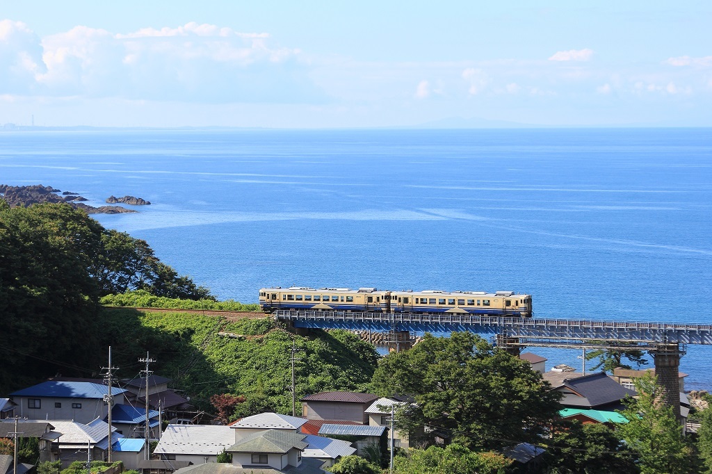 五能線　小入川のお立ち台は最高のロケーション_c0349300_11534900.jpg