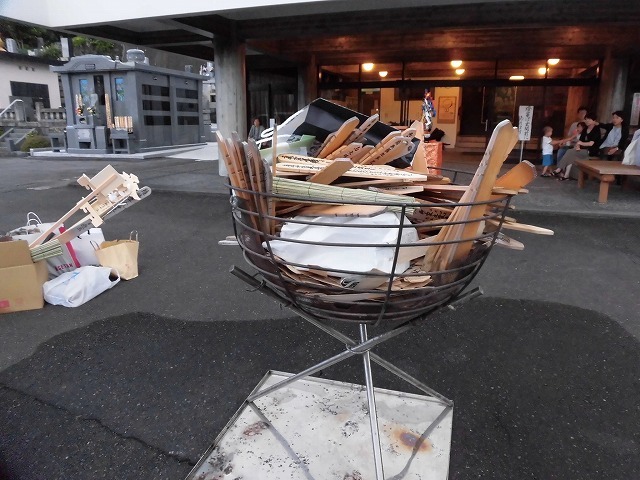 雨が心配だったが無事開催 お盆最後の行事 「わきみず寺」(法雲寺)の「灯篭流し」_f0141310_07591719.jpg