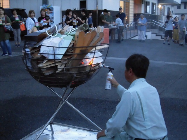 雨が心配だったが無事開催　お盆最後の行事　「わきみず寺」（法雲寺）の「灯篭流し」_f0141310_07594682.jpg