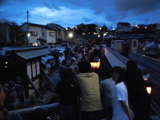雨が心配だったが無事開催 お盆最後の行事 「わきみず寺」(法雲寺)の「灯篭流し」_f0141310_08002969.jpg